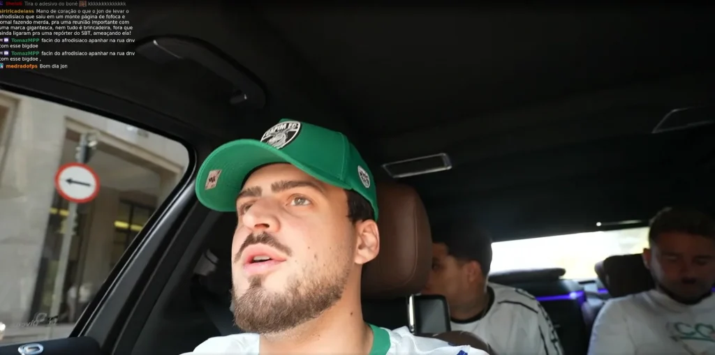 Mesa de cassino com fichas e slots em 2026